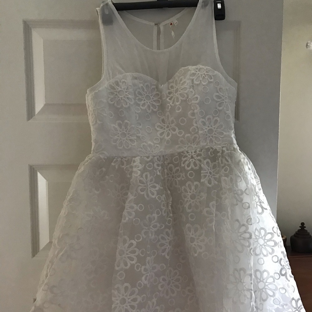 Point white poof dress-NWOT